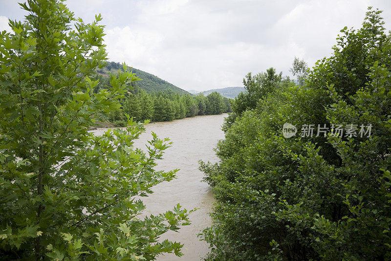 河水在漫滩上泛滥