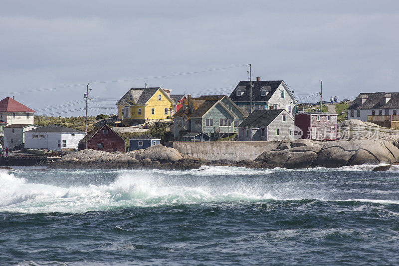 沿海房屋和暴风雨的海浪