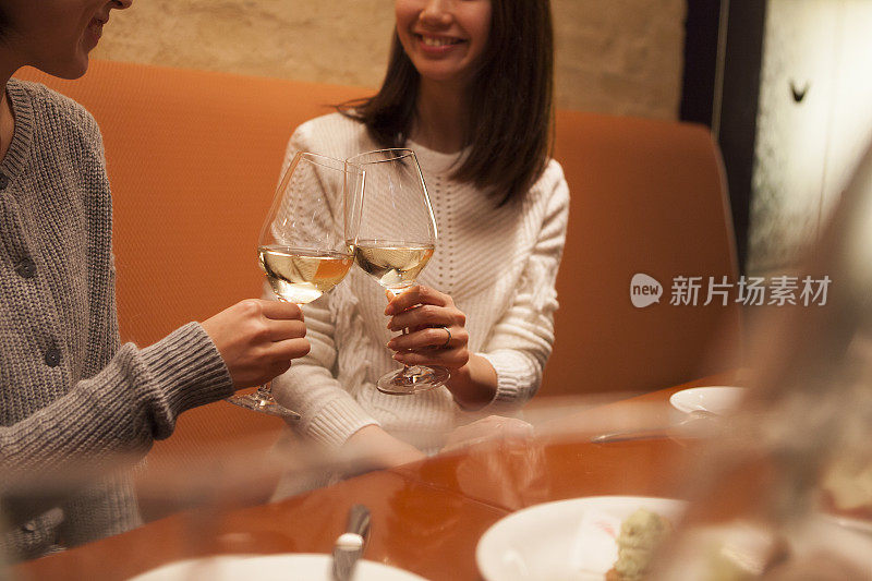 女人和朋友干杯