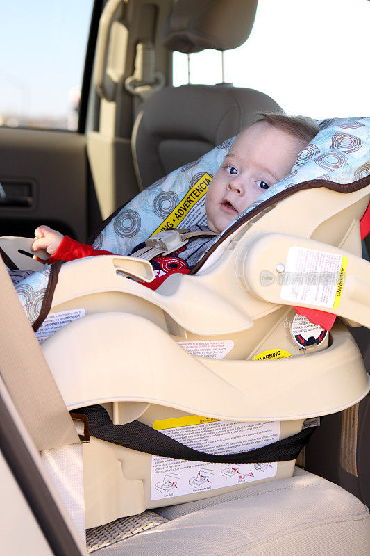 可爱的婴儿在汽车座椅
