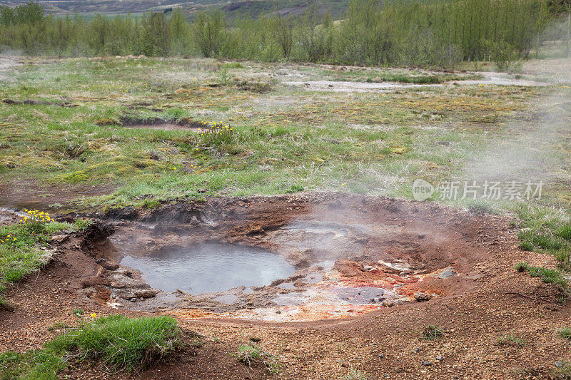 火山景观与沸腾的池塘