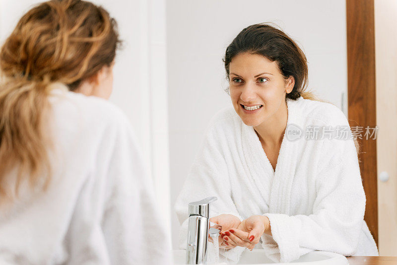 年轻开朗的女人在浴室里进行晨间卫生