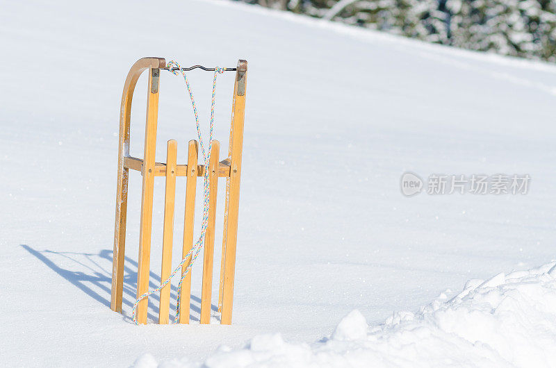 雪橇上有脚印