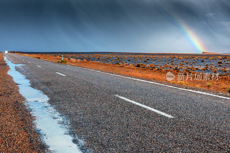 暴风雨与彩虹在沙漠的道路之上