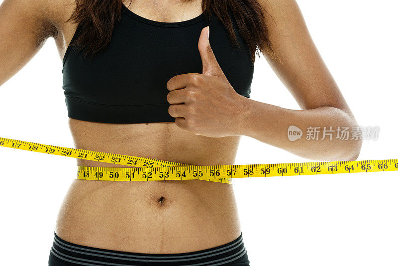 女性测量腹部以显示体重减轻
