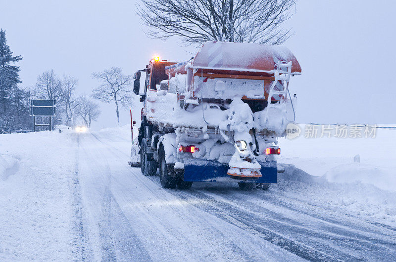 冬季服务车辆消除道路上的积雪