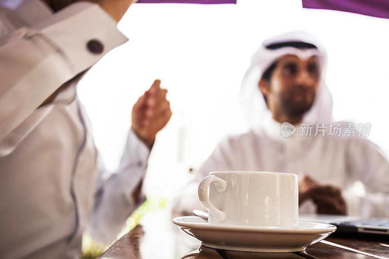 两名阿联酋商人正在咖啡馆休息