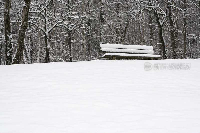 雪地里的长凳