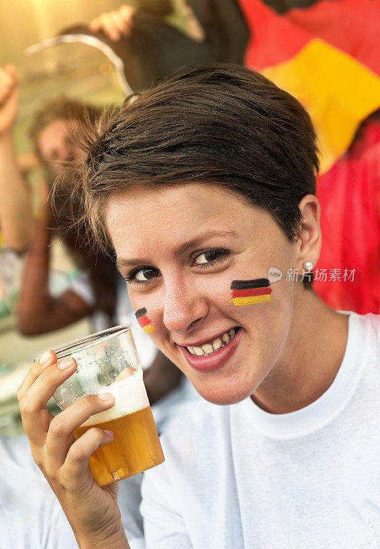 德国球迷在喝啤酒