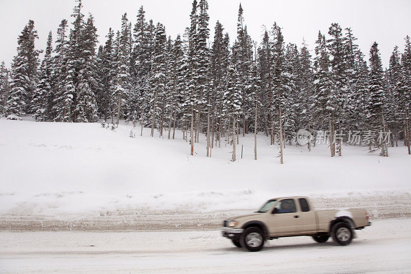 卡车驶过科罗拉多州积雪覆盖的贝瑟德山口