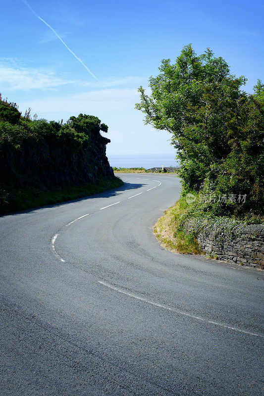 夏天，在一条荒芜的海岸公路上的s型弯角