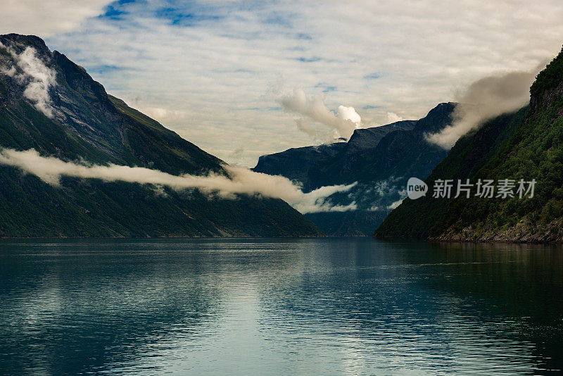 日落时的湖景