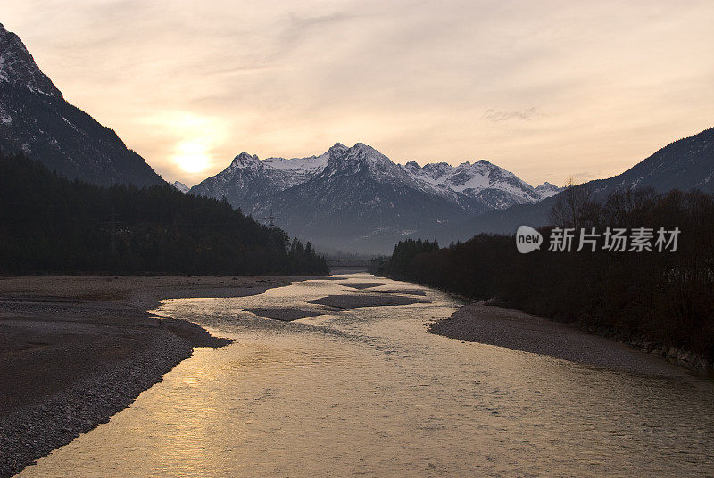 夕阳下的奥地利莱赫河