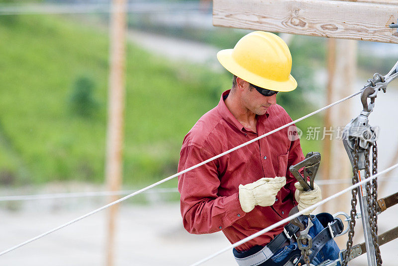 电力线路工人