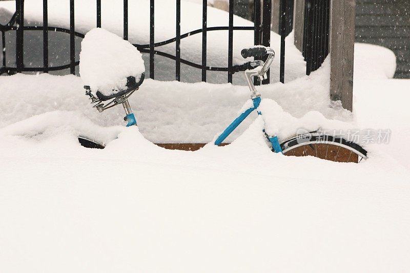 埋在雪里的自行车