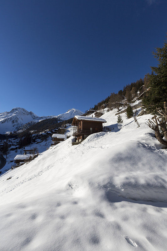 雪覆盖的瑞士高山小屋和村庄