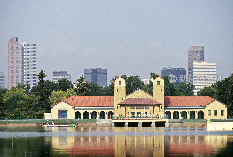 夏天在城市公园湖