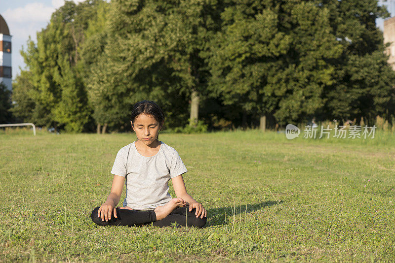 运动的年轻女孩做户外运动，城市的地方