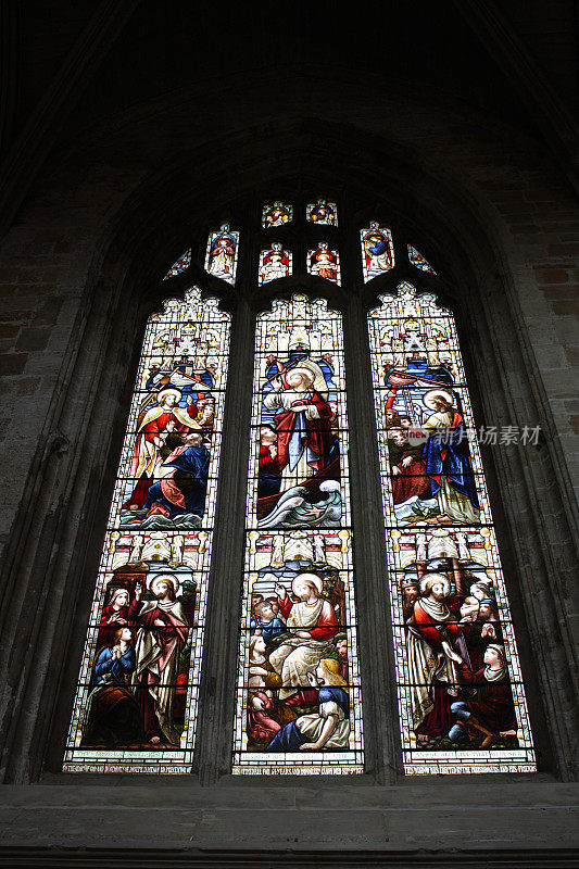 里彭大教堂的彩色玻璃窗