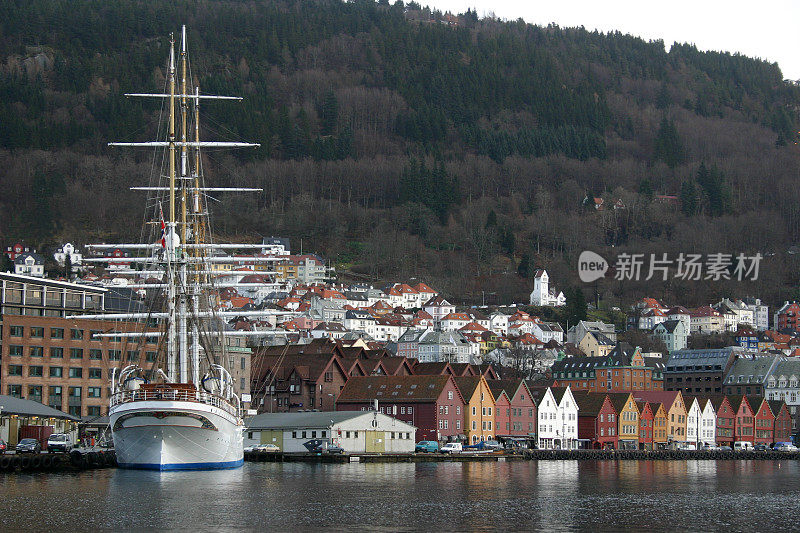 卑尔根，挪威传统的木制房屋和码头上的高船
