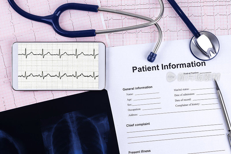 在线医疗服务:x光和带听诊器的智能手机