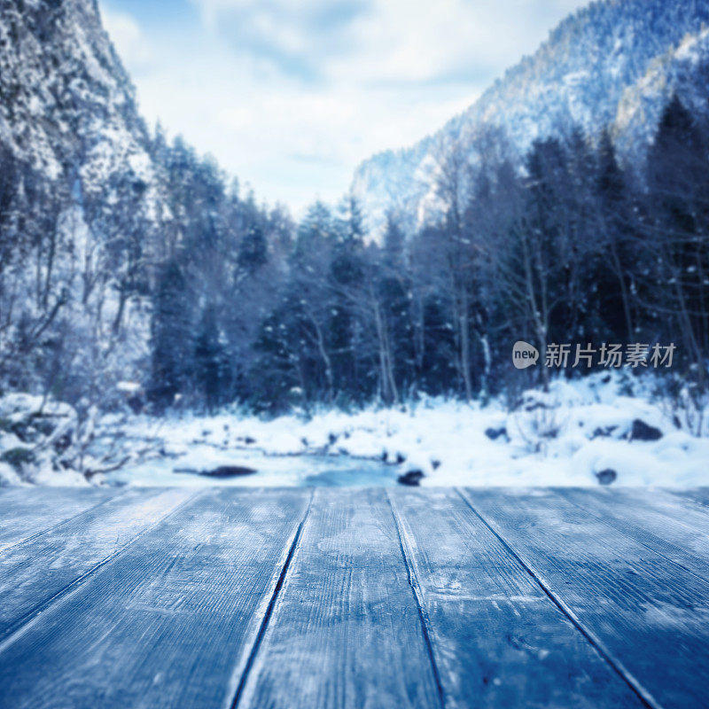 冬天的背景。木地板和散焦冬季景观的背景