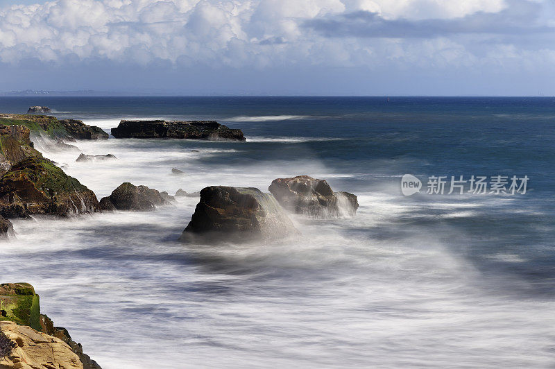 海浪冲击着海岸岩石