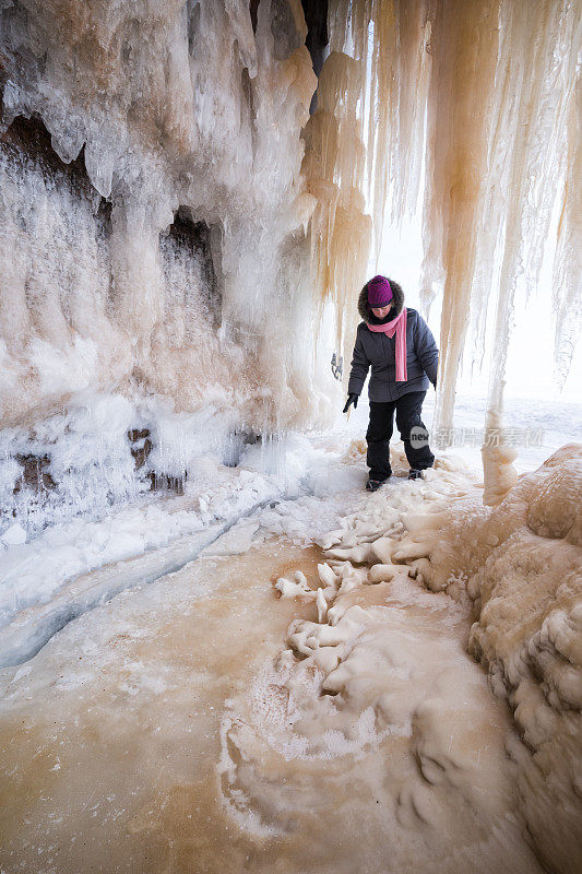 探索冬天的冰洞