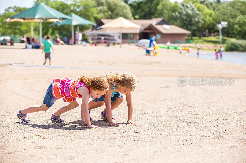 夏天，姐妹们在沙滩上玩沙子