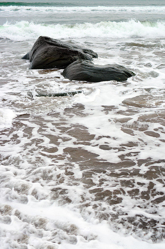 海滩上的黑色石头