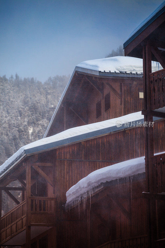 冬天下雪的山上的房子