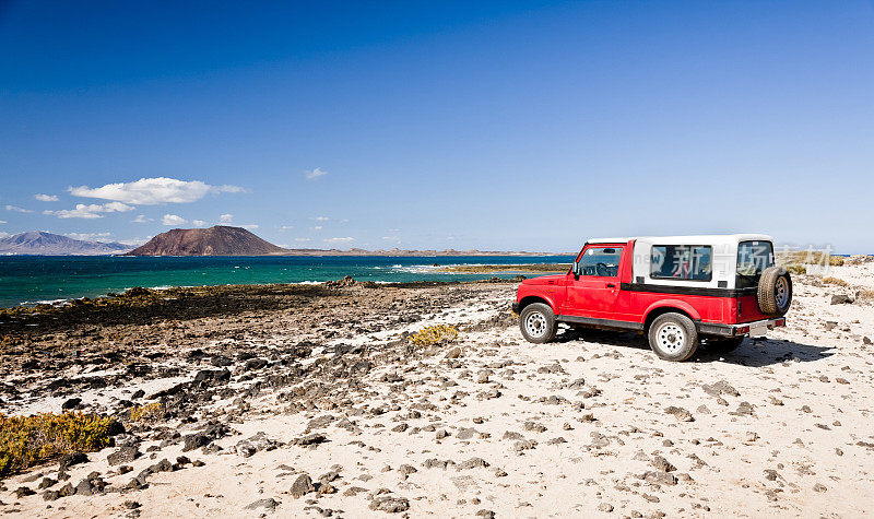 红色吉普车在火山海景。Fuerteventura