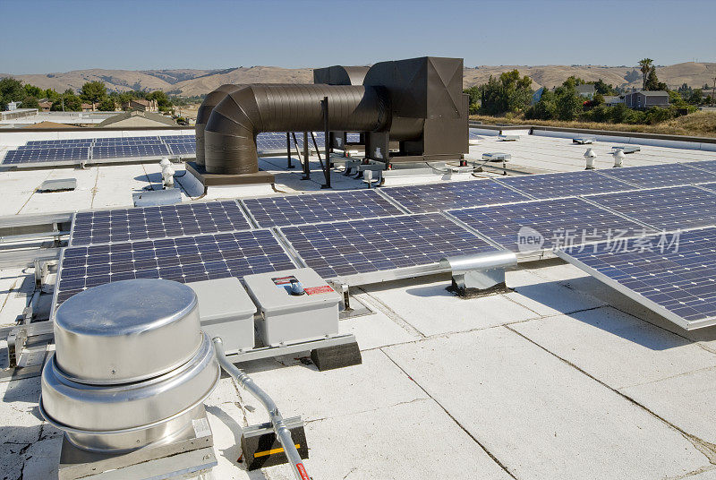 屋顶HVAC安装通风口和太阳能电池板