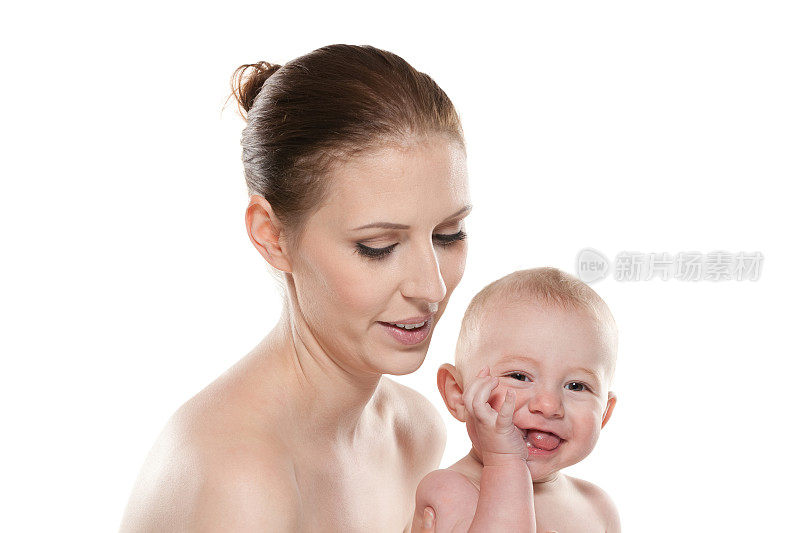 母亲和她可爱的婴儿对抗白色