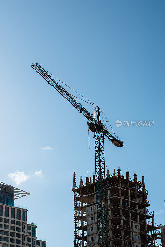 以色列特拉维夫，起重机在建筑工地上吊起重物