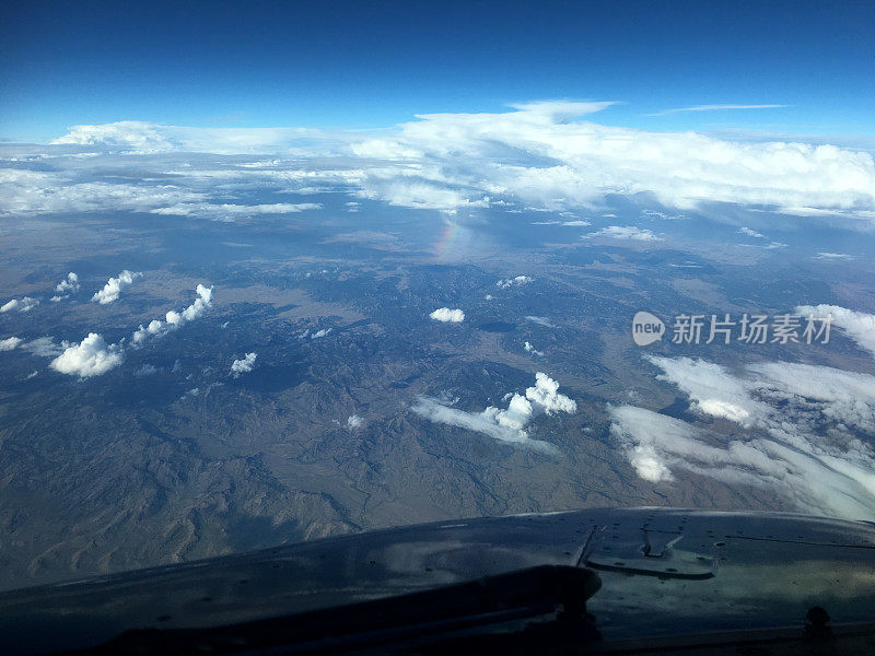 从空中看到的彩虹