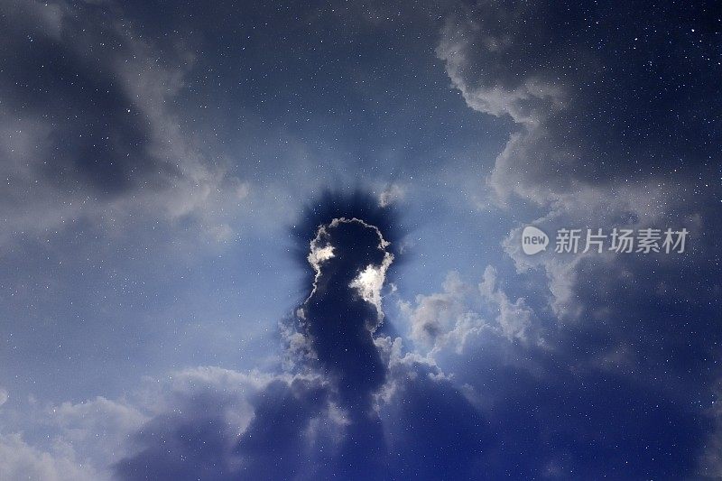 夜空中有蓬松的白云