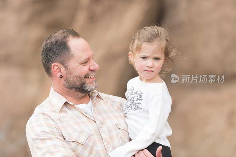 现代爸爸和他的小女儿在大自然中散步