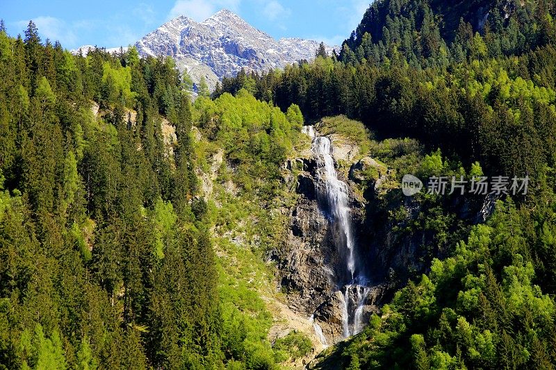 格拉瓦瀑布和阿尔卑斯景观附近的Neustift在斯图拜特雄伟的斯图拜山谷，戏剧性的蒂罗尔全景，奥地利
