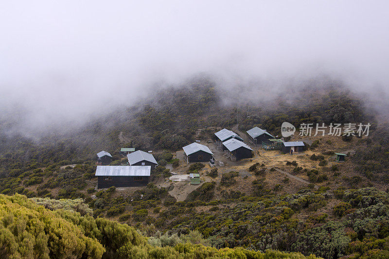 梅鲁山山坡上的小屋