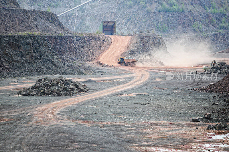 露天矿山采石场道路上的自卸车