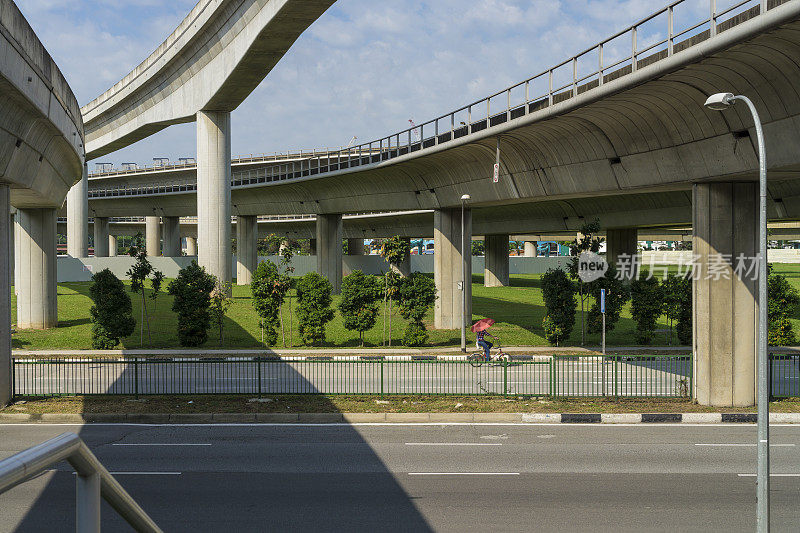 展示新加坡捷运列车系统的道路场景