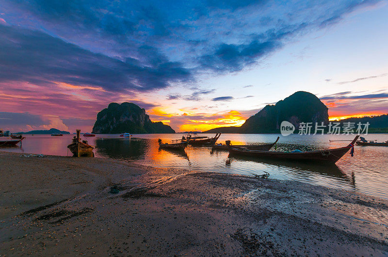 美丽的日落在热带海洋与长尾船在泰国南部