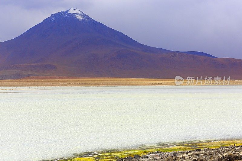 令人印象深刻的拉古纳布兰卡-白色的湖反射，利坎卡布尔和田园诗般的阿塔卡马沙漠，火山景观全景-波托西地区，玻利维亚安第斯，智利，Bolívia和阿根廷边境