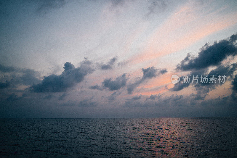 泰国湾平静海面上的黄昏