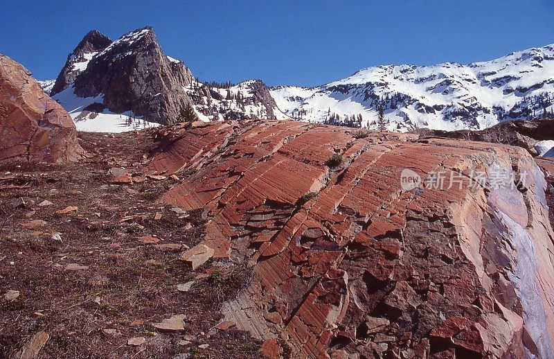 日晷峰在双峰荒野的Wasatch山显示极端的冰川侵蚀和冲刷在湖附近的红色岩石Blanche和盐湖城犹他州