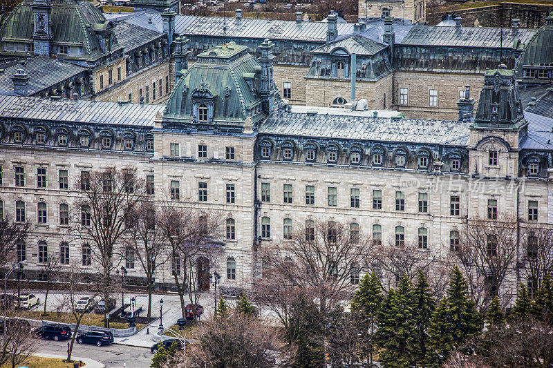 从格兰德Allée看到美丽的魁北克议会，魁北克政府成员坐在那里对省事务做出决定。