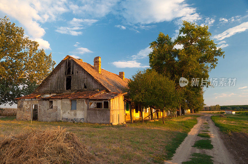 夏天废弃的农舍和乡村道路