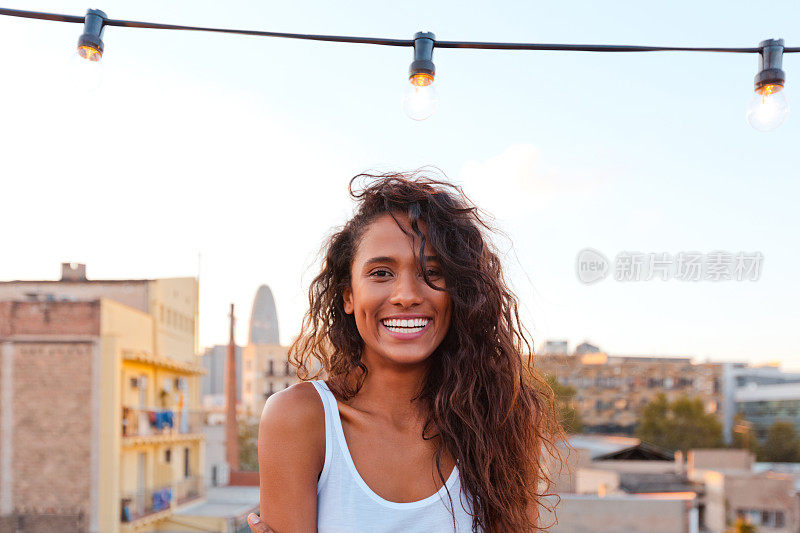 巴塞罗那屋顶上美丽的年轻女孩