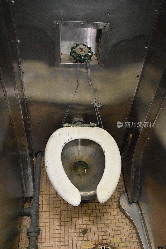 潜艇里的旧厕所